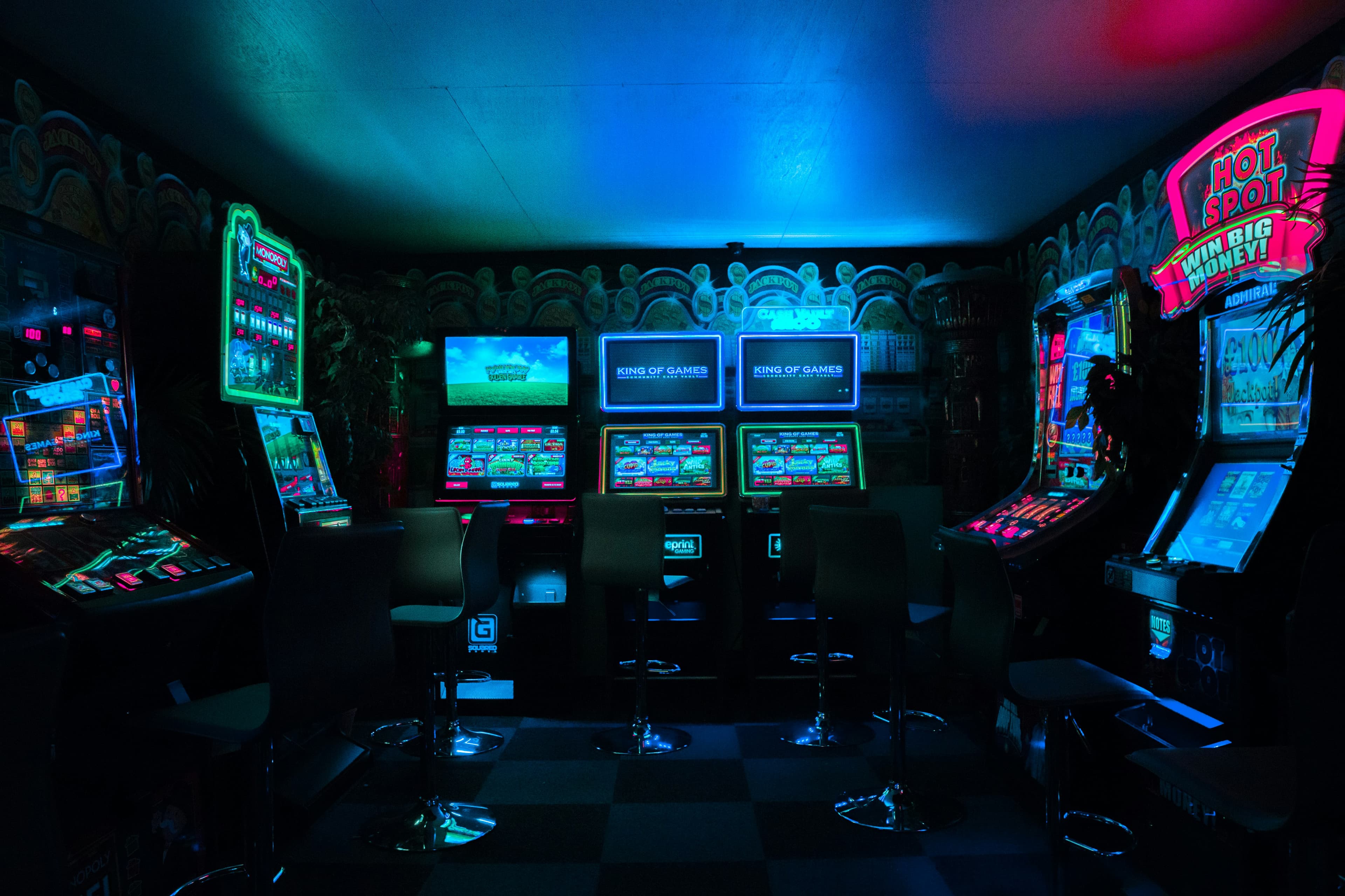 ゲーム画面をイメージさせるスクリーン